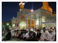 يؤم المصلين في صحن الامام الحسين عام 2003 م